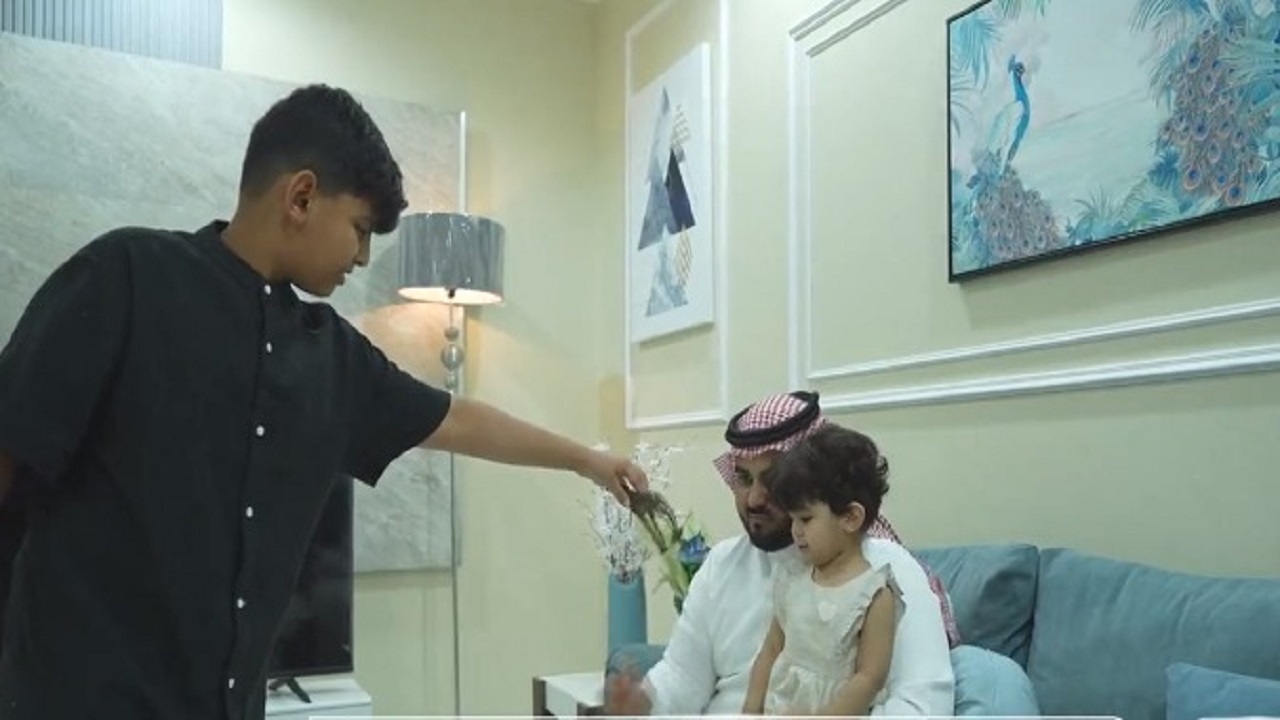 أبناء من عائلة سعودية يتحدثون الإنجليزية بطلاقة بسبب التلفزيون..فيديو