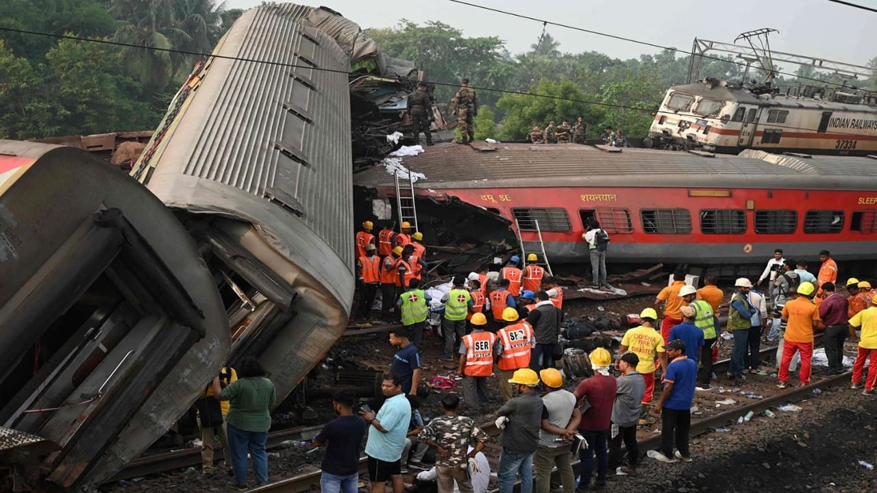 بدء إزالة حطام حادث القطارين بالهند وانتهاء أعمال الإنقاذ