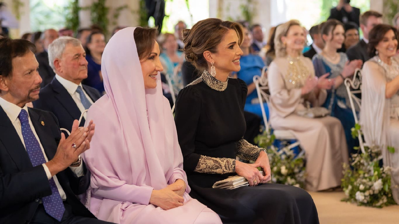 سر إطلالة والدة رجوة آل السيف بحفل زفافها – صور