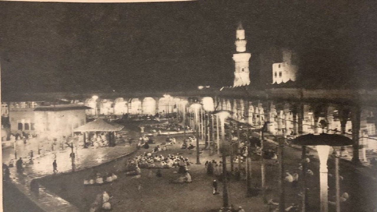 صورة نادرة لإنارة الحرم المكي الشريف قبل 70 عاما
