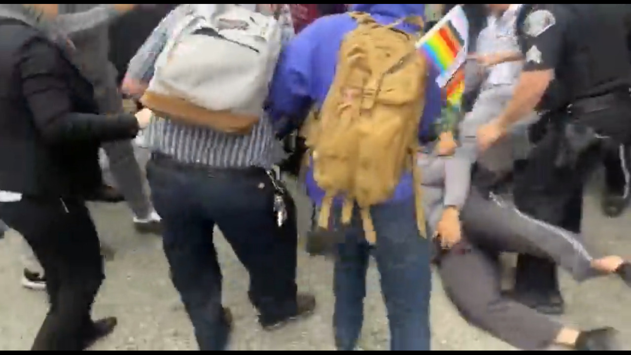 أهالي طلاب يضربون مؤيدين لمجتمع المثليين أمام مدرسة – فيديو