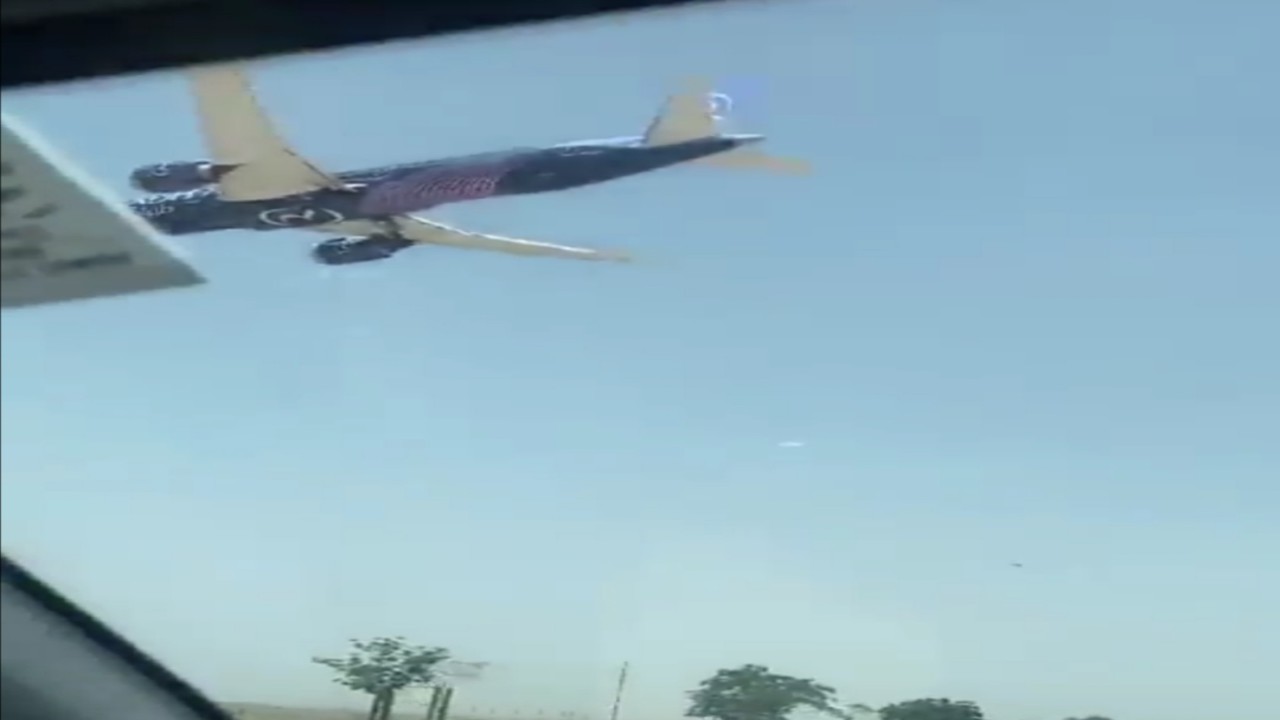 مواطن يوثق لحظة مرور طائرة طيران الرياض فوقه خلال هبوطها.. فيديو