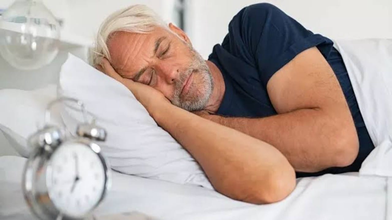 5 أسباب وراء كثرة النوم لدى كبار السن