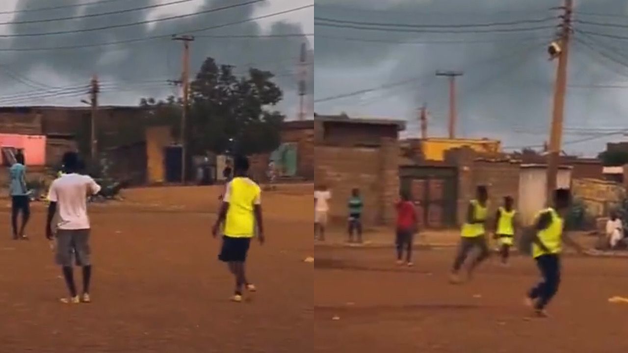 شبان سودانيين يلعبون كرة القدم على أصوات الرصاص .. فيديو