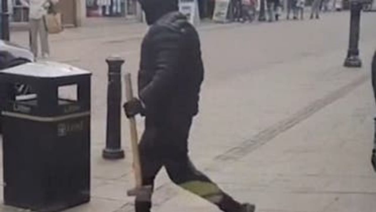 سطو مسلح بالفؤوس والمطارق على محل مجوهرات في وضح النهار &#8211; فيديو