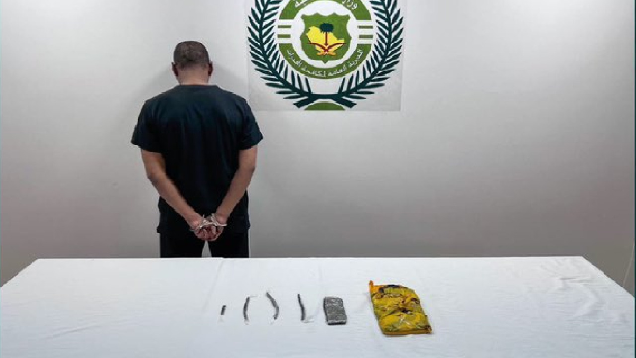 ضبط مواطن بحوزته أسلحة وذخيرة لترويجه المخدرات في تبوك