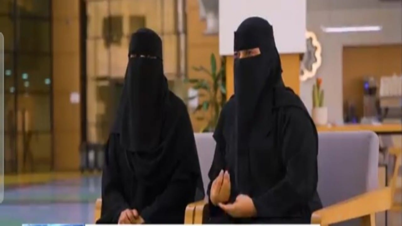 مواطنة تعود للدراسة وتتخرج مع ابنتها في جامعة القصيم بعد توقف 13 عاما ..فيديو 