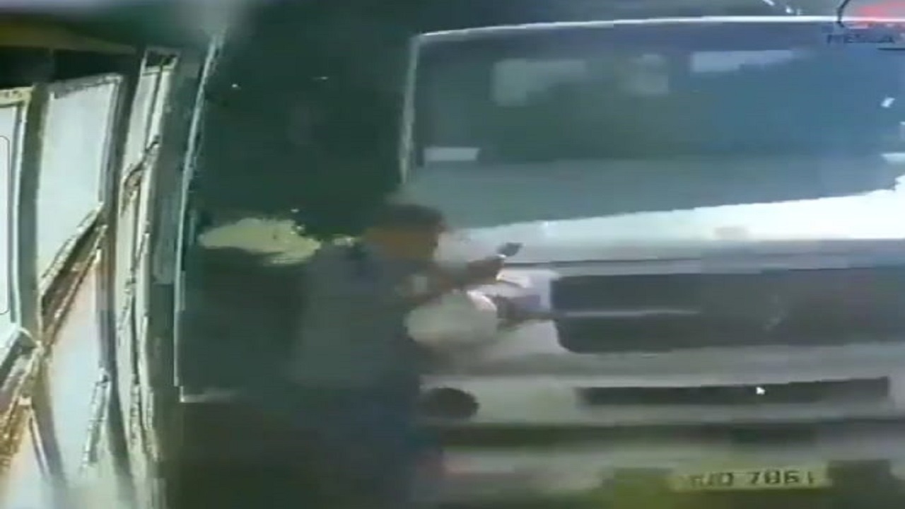 شخص ينجو من الموت بأعجوبة بعدما صدمته شاحنة مسرعة ..فيديو 