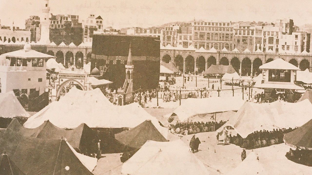 صورة نادرة تظهر خيام الحجاج داخل صحن الطواف قبل 100 عام