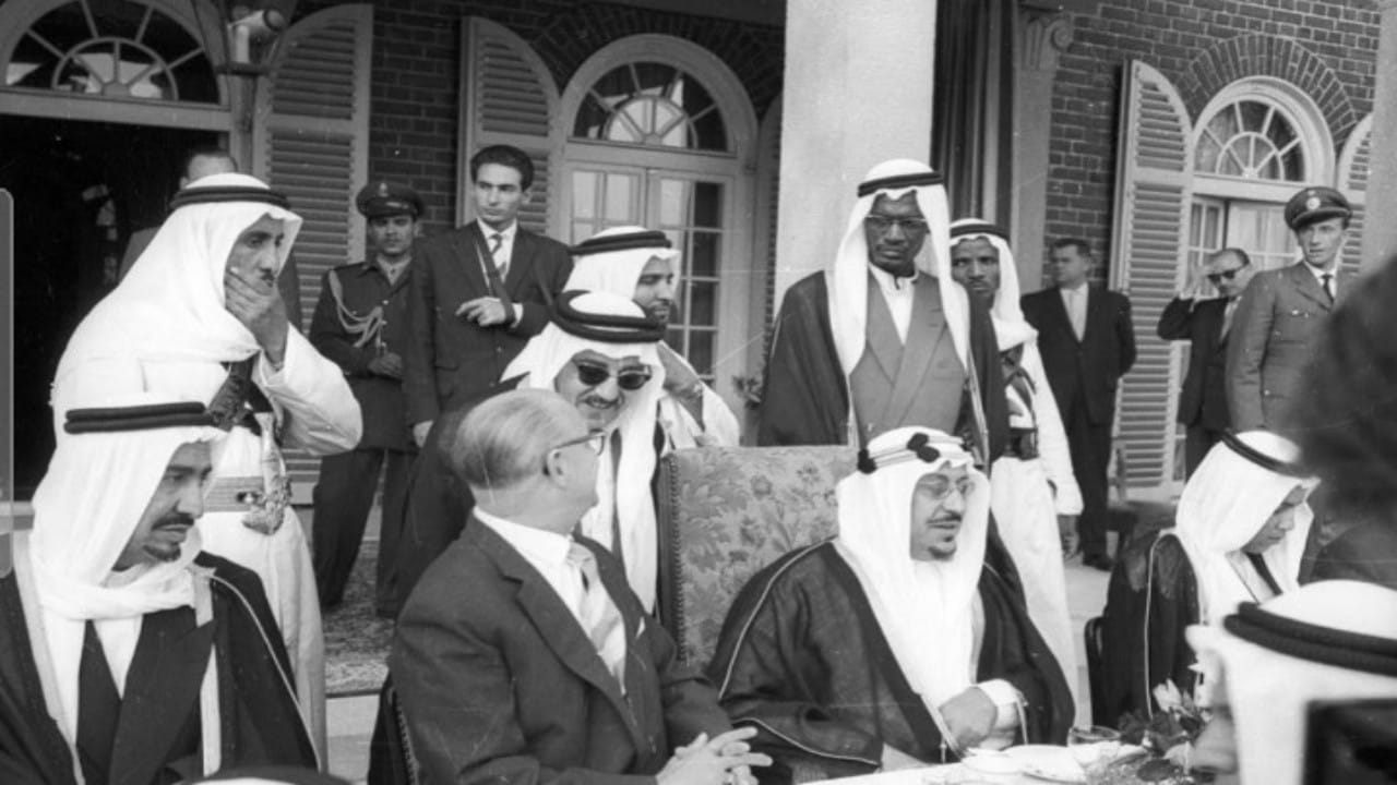 صورة نادرة للملك سعود خلال زيارته إلى ألمانيا قبل 64 عاما 