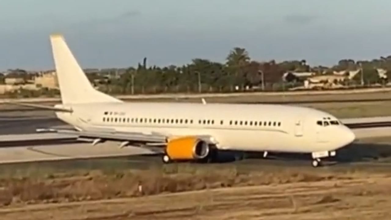 طائرة منتخب إنجلترا تخرج عن مدرجها أثناء هبوطها في مطار مالطا &#8211; فيديو