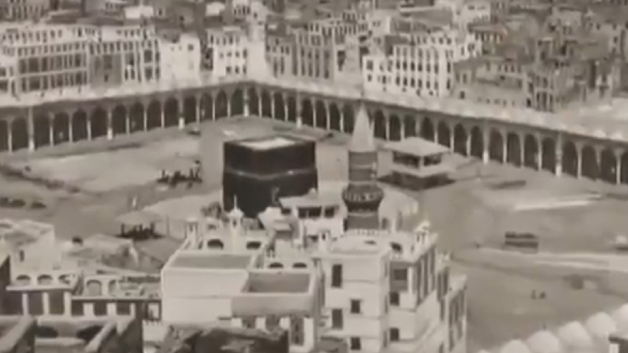 فيديو نادر للكعبة المشرفة قبل نحو 138 عاماً