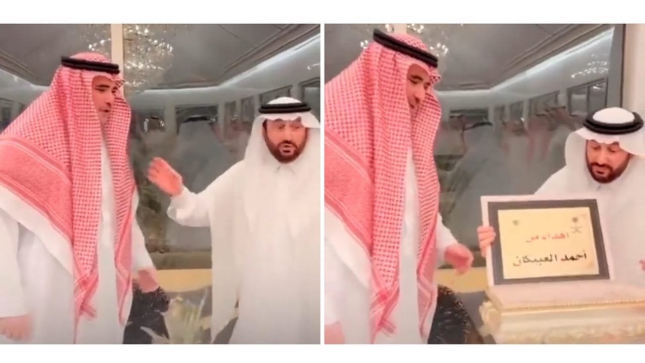 الشيخ العبيكان يقدم هدية خاصة للمستشار سعود القحطاني – فيديو