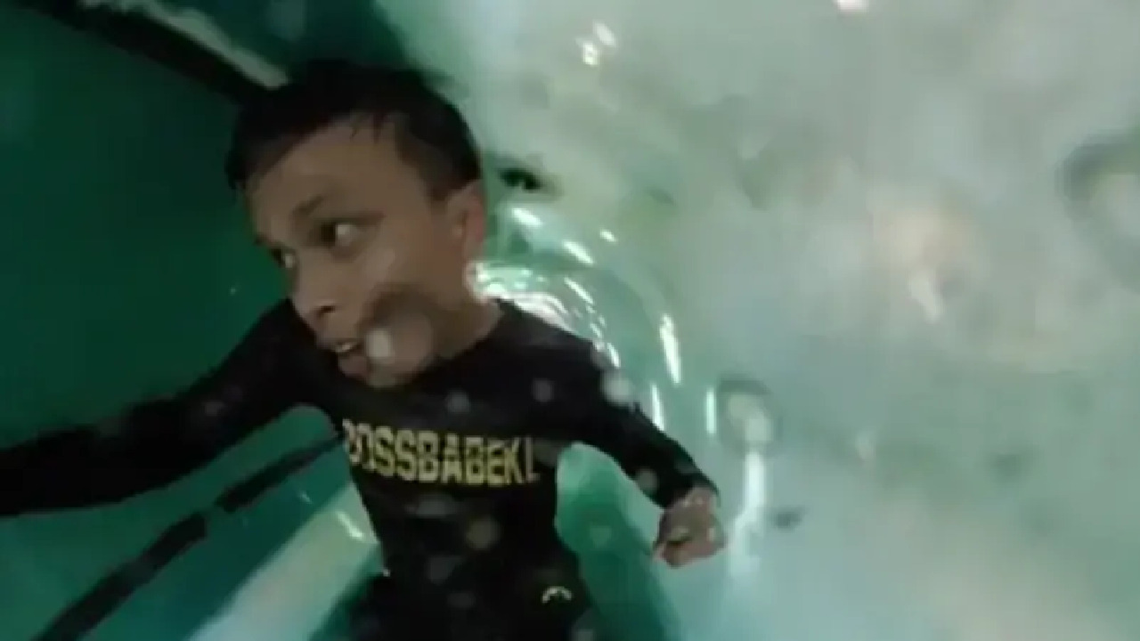 تيك توكر يعلق داخل زلاجة مائية في مشهد يحبس الأنفاس &#8211; فيديو
