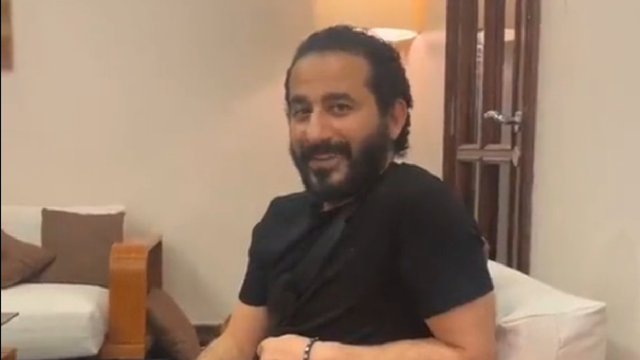 أحمد حلمي يحاول التحدث بلهجة سكان جنوب المملكة &#8211; فيديو