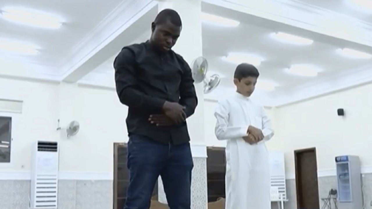شاب أوغندي يعتنق الإسلام في تبوك تأثراً بطفل.. فيديو