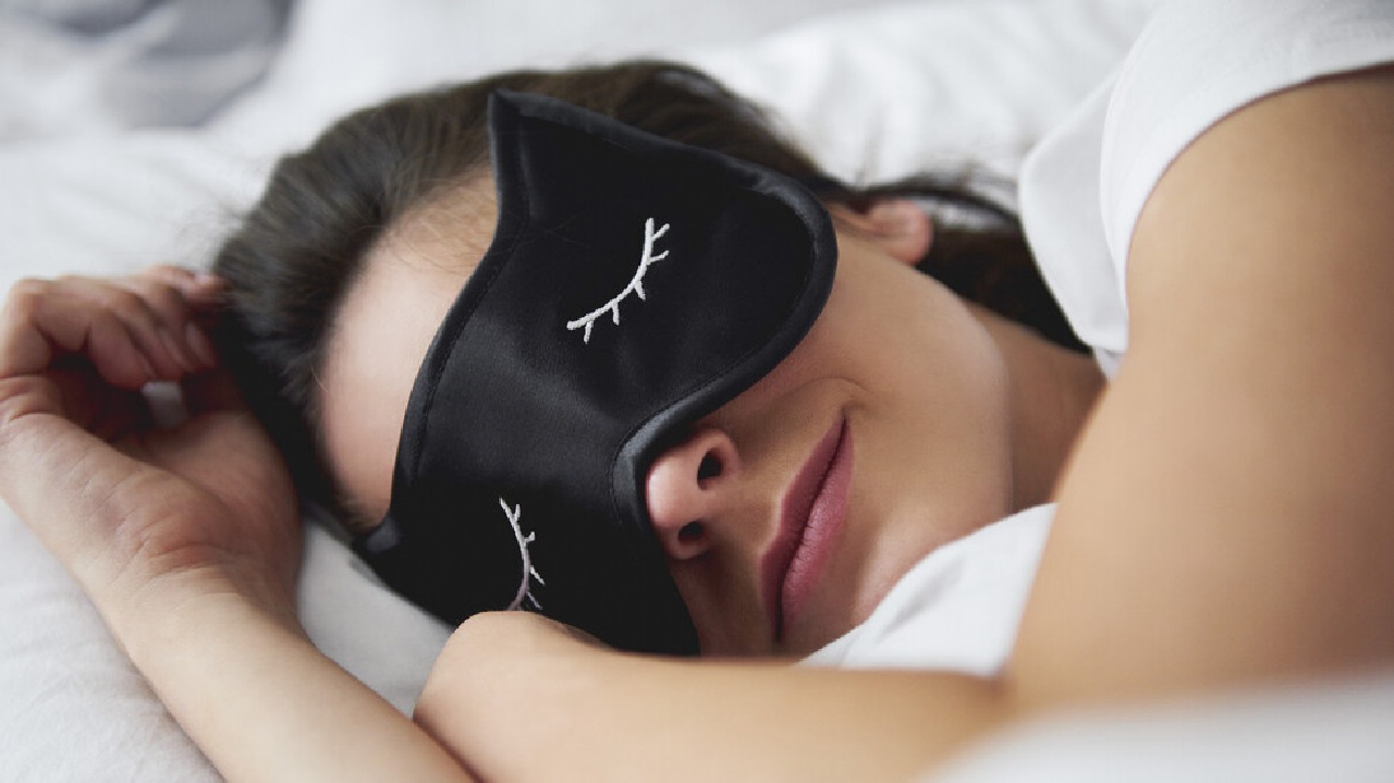 مخاطر صحية غير متوقعة لارتداء أقنعة العين عند النوم