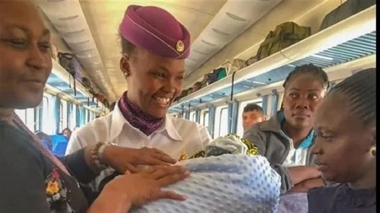 سيدة تضع مولود على متن قطار أمام أعين الركاب