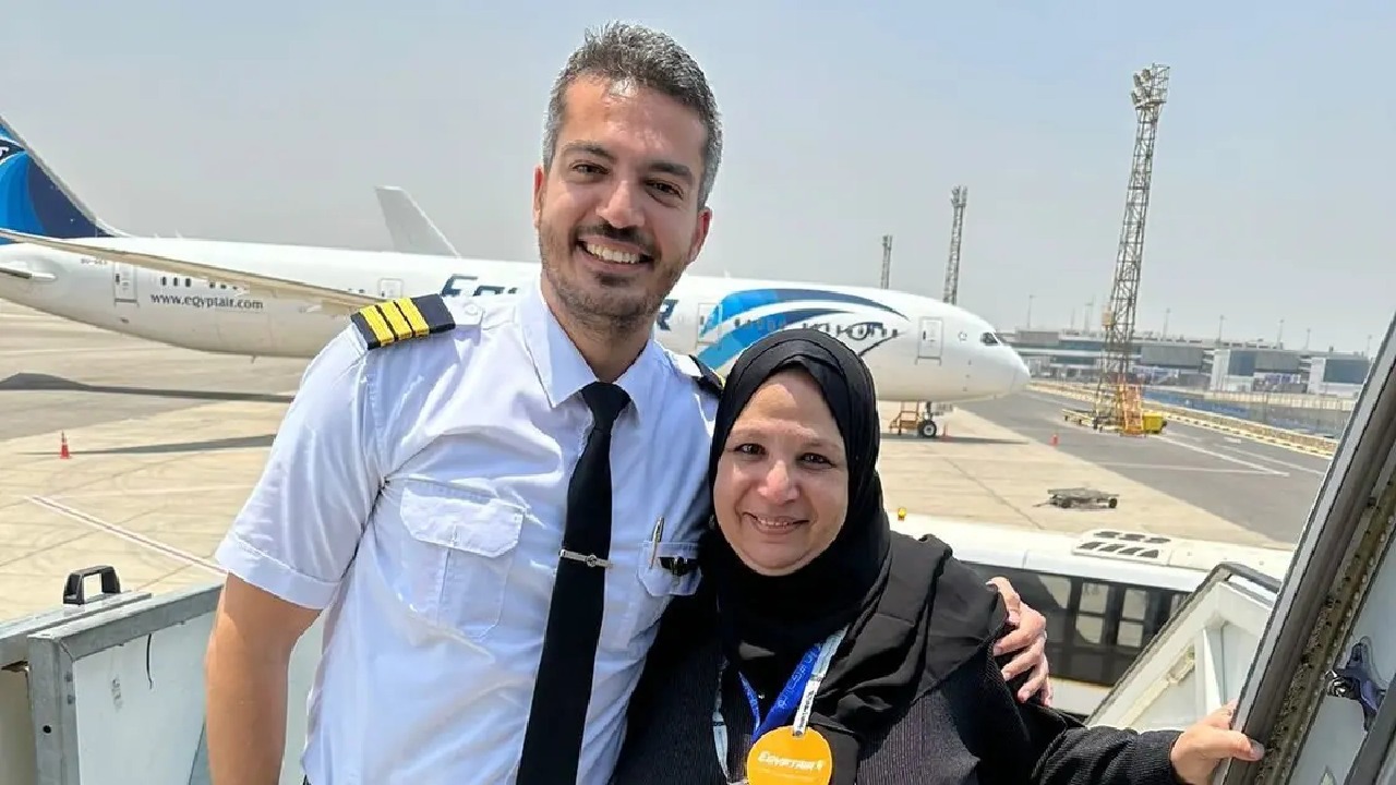 الطيار المصري الذي فاجأ والدته وقاد طائرة أقلّتها للحج يروي التفاصيل &#8211; صور