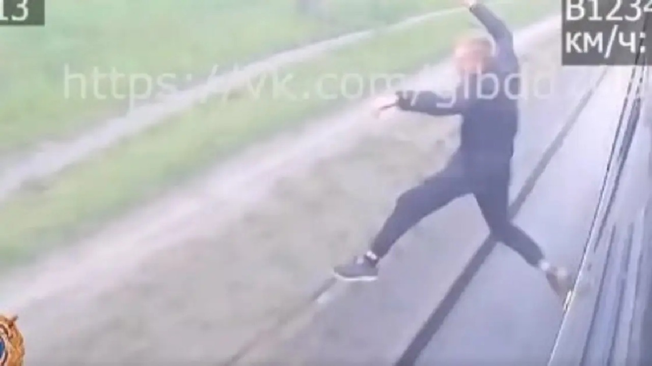 شاب يقفز من حافلة وهي تسير بسرعة عالية &#8211; فيديو