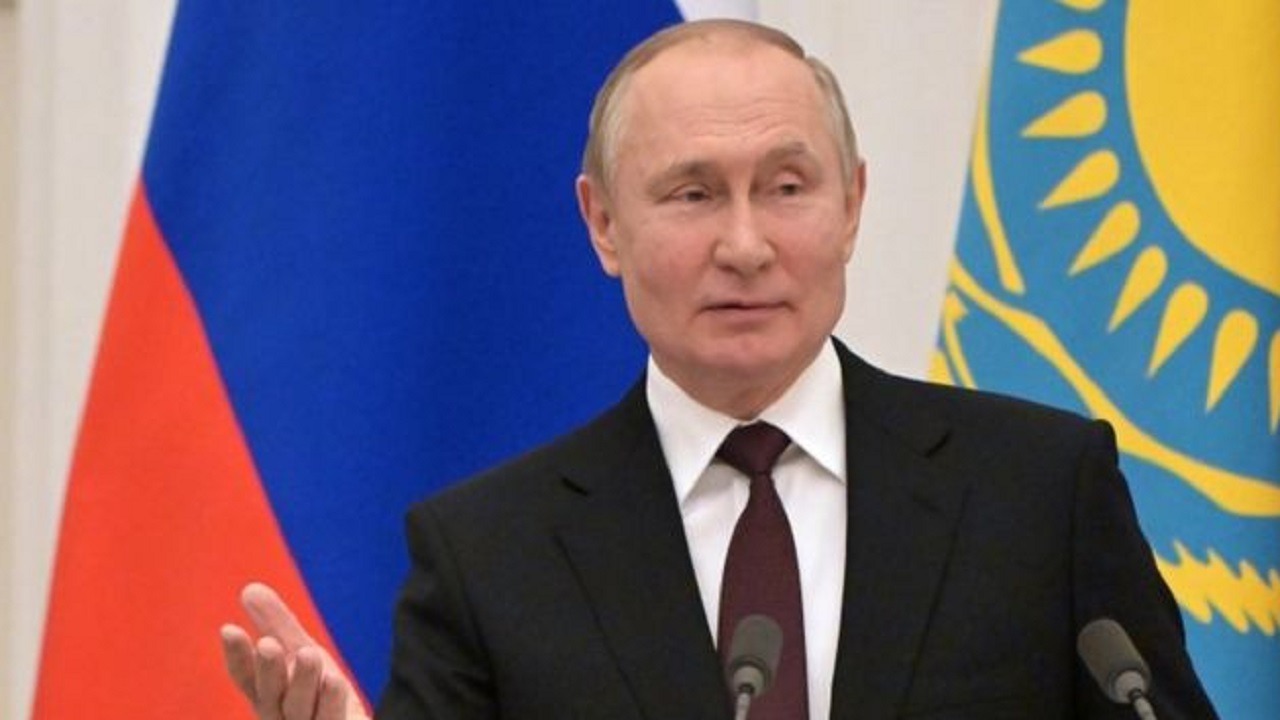 بوتين يحتضن نسخة من القرآن خلال زيارته لداغستان..فيديو