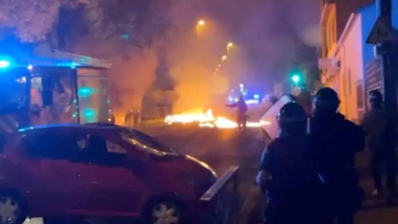 شغب في باريس احتجاجاً على مقتل عامل دليفري على يد الشرطة.. فيديو