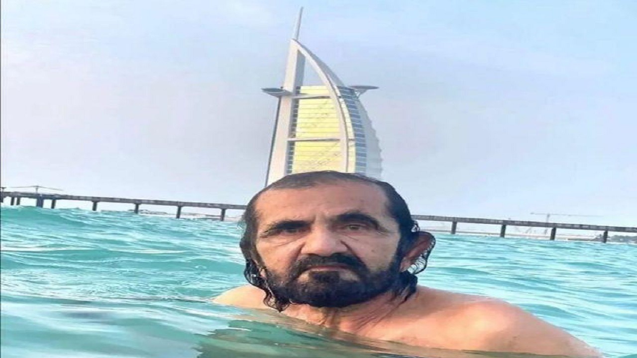 الشيخ محمد بن راشد مستمتعا بالسباحة
