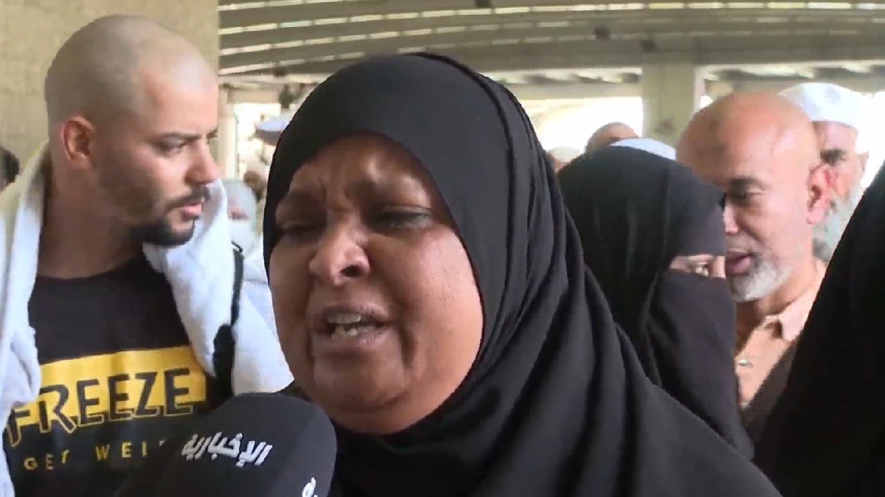 حاجة سودانية توجه رسالة بالدموع لقيادة المملكة – فيديو