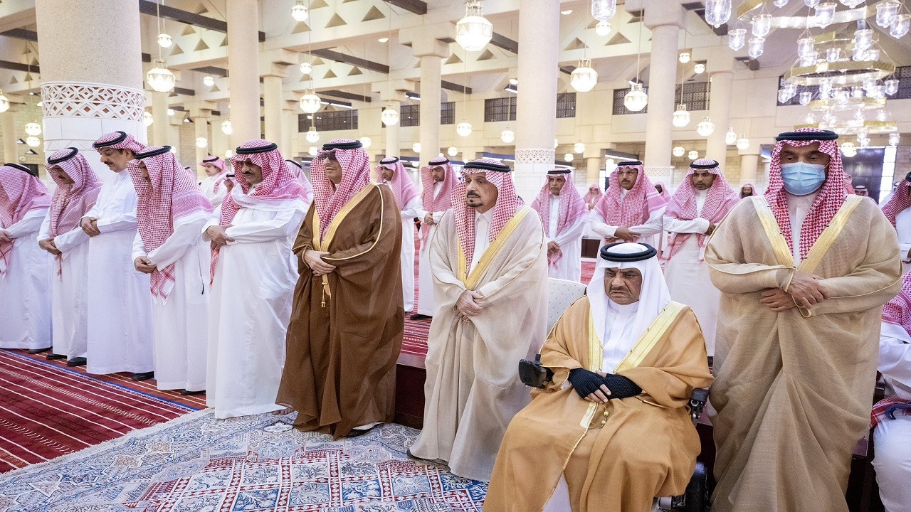 أمير الرياض يؤدي صلاة الميت على الأمير سعود بن عبدالله .. صور