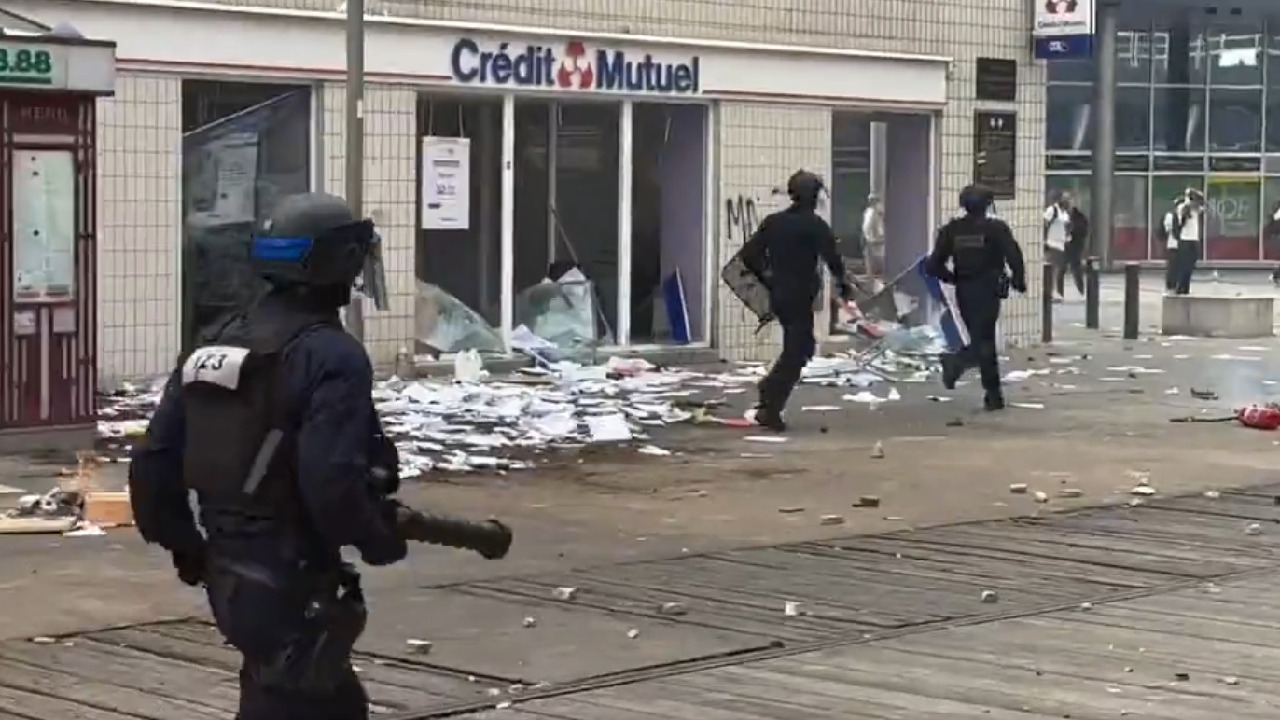 نهب بنك Crédit Mutuel مع استمرار أعمال الشغب في فرنسا &#8211; فيديو