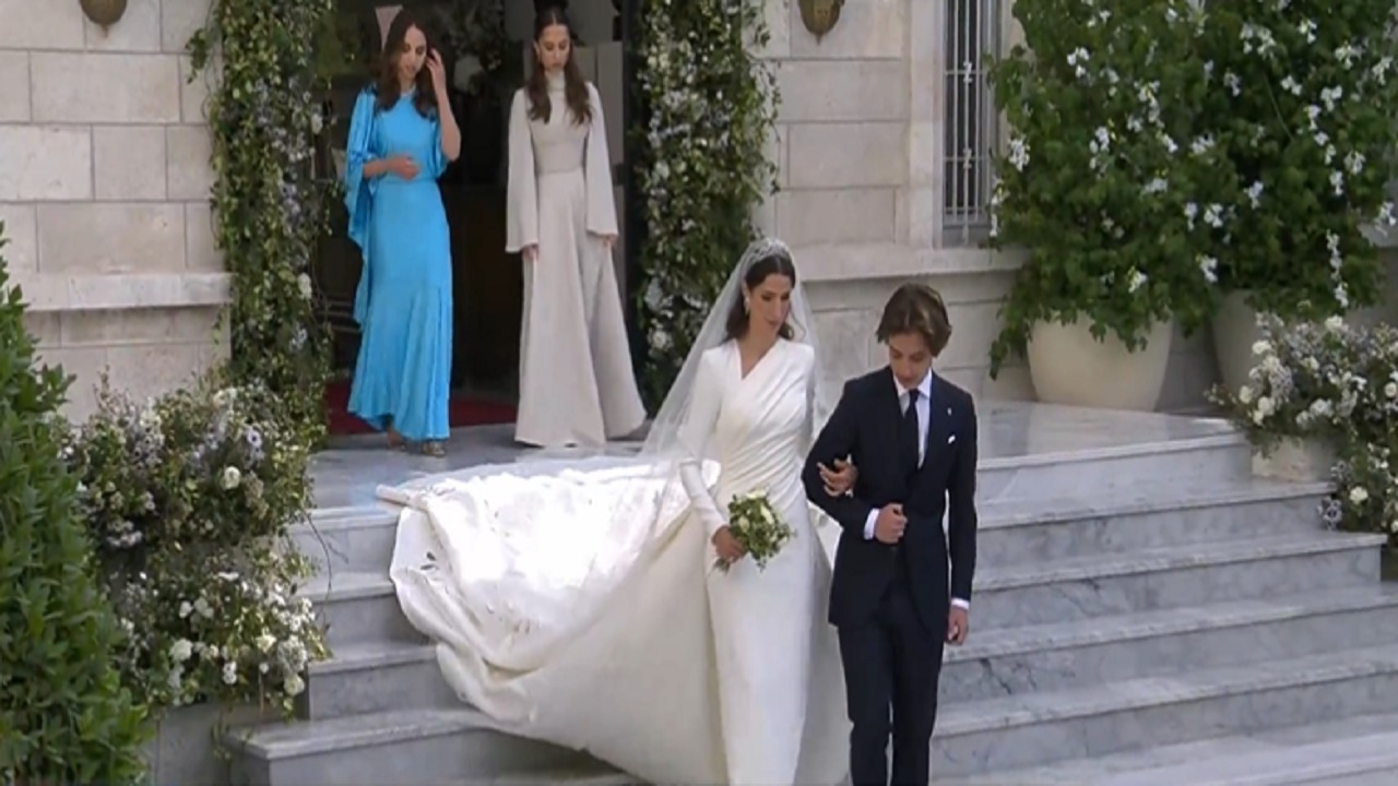وصول رجوة السيف وولي عهد الأردن لحفل زفافهما .. فيديو