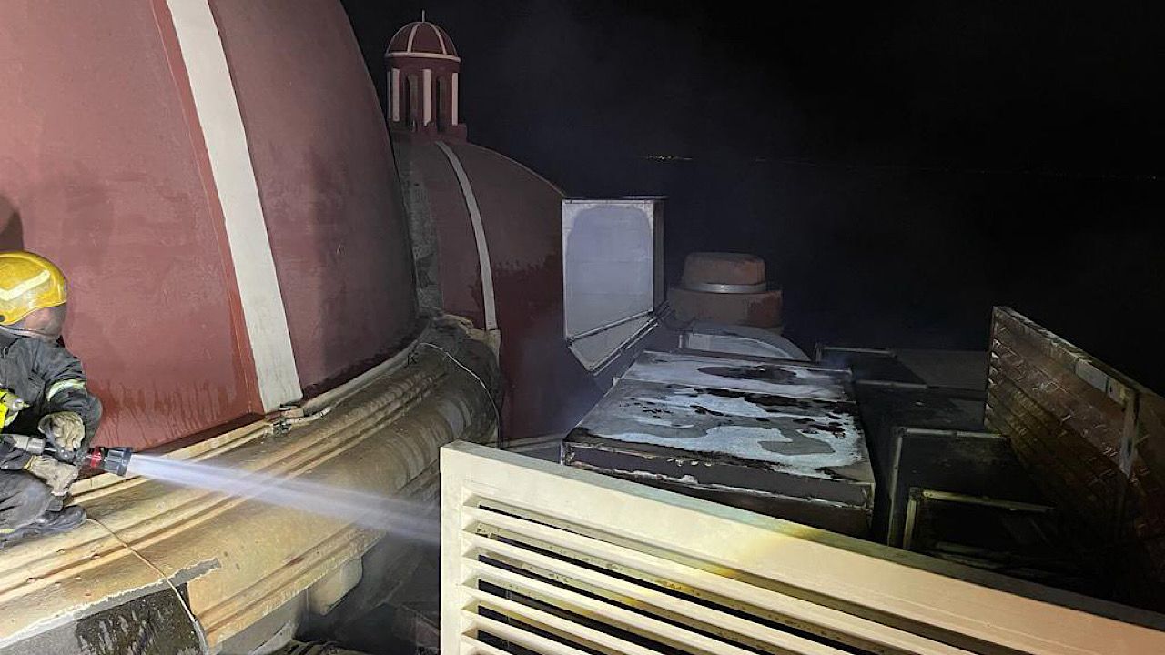 مدني الخبر يخمد حريقًا في وحدة تكييف بأحد المطاعم