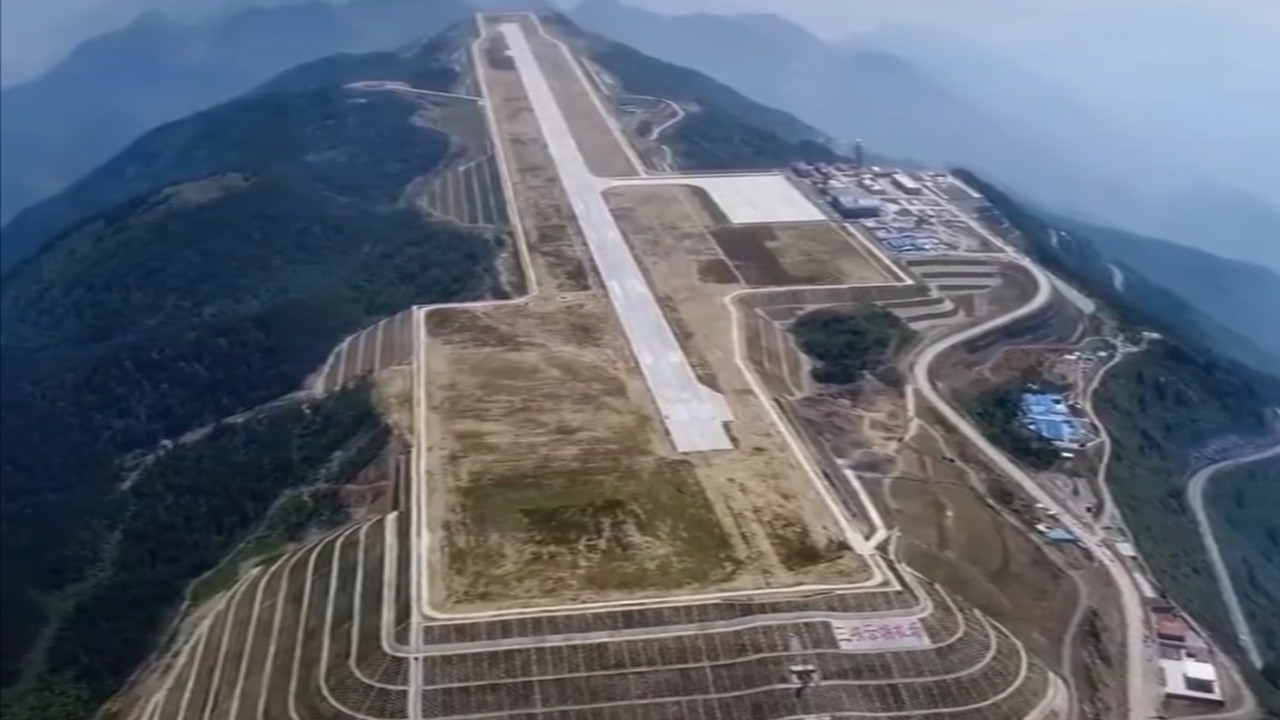 مطار وشان على ارتفاع 1800 متر فوق قمة جبلية بالصين.. فيديو