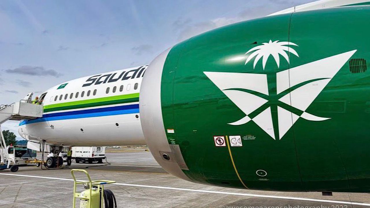 الخطوط السعودية تُعيد صبغة الثمانينات لأحدث طائرتها اعتزازًا بماضي الوطن .. صور