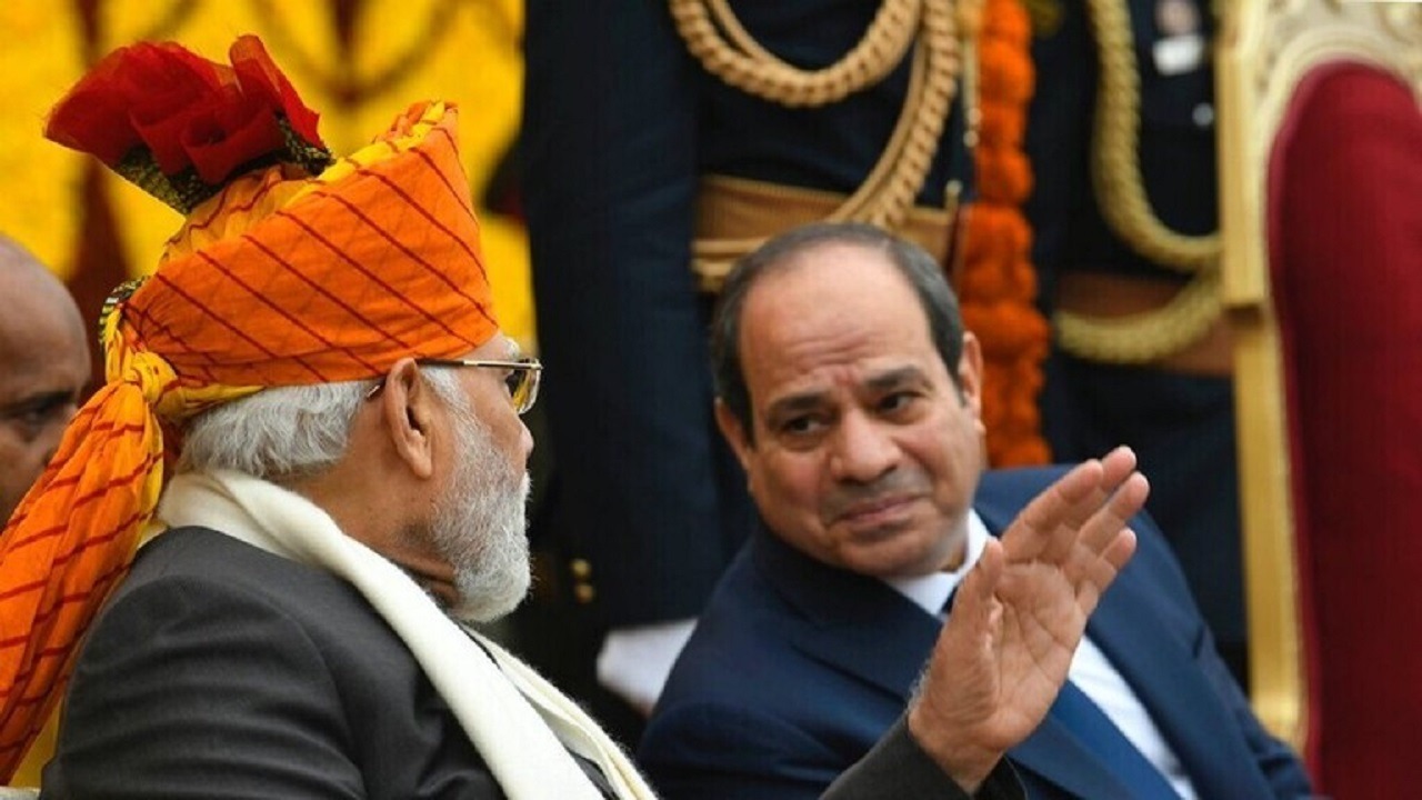 فتاة تغني لرئيس وزراء الهند خلال استقباله في القاهرة .. فيديو