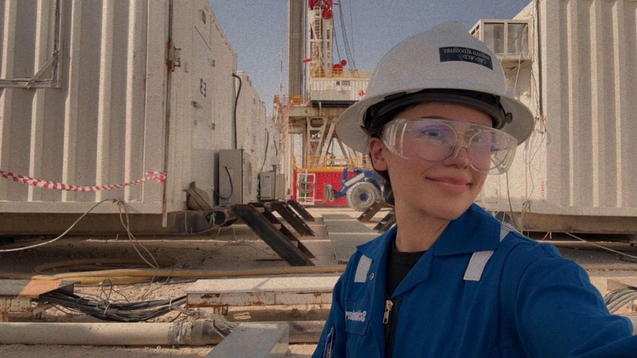 قصة أول مهندسة ميدانية سعودية بمجال النفط والغاز.. فيديو