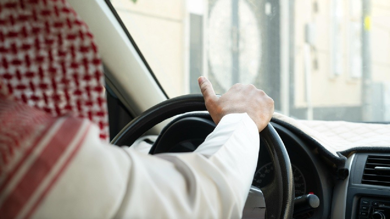 ساعة ذكية تنقذ مواطنًا فقد وعيه أثناء القيادة بأحد شوارع الرياض