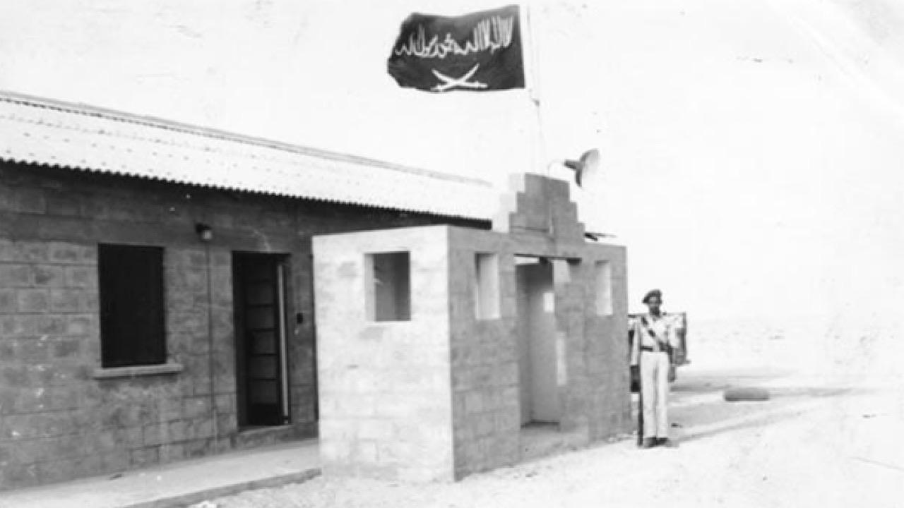 صورة تاريخية قديمة تظهر شرطة الشميسي في ⁧‫مكة ‬⁩وعراقة البنيان السعودي