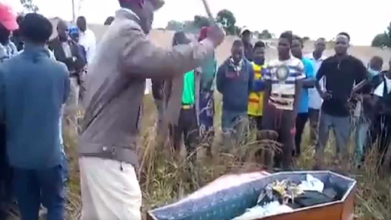 محاسبة الميت قبل دفنه من أغرب الطقوس في أوغندا..فيديو