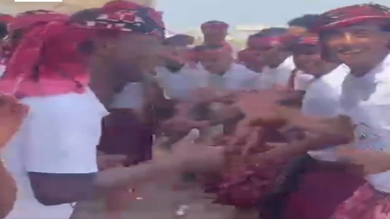 يمنيون يرقصون احتفالا بإطلاق المملكة مشاريع تنموية بـ 1.2 مليار ريال .. فيديو