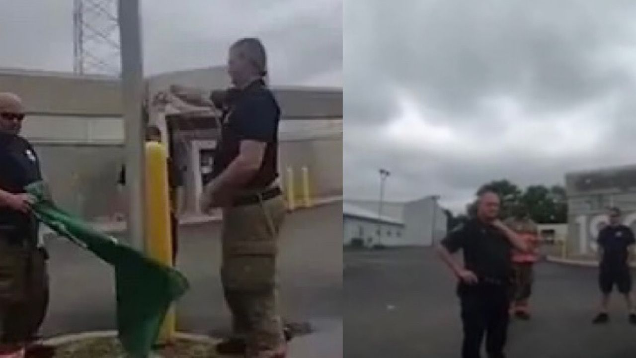 امرأة ترفع علم داعش بأمريكا وتهدد الشرطة بقطع رؤوسهم .. فيديو