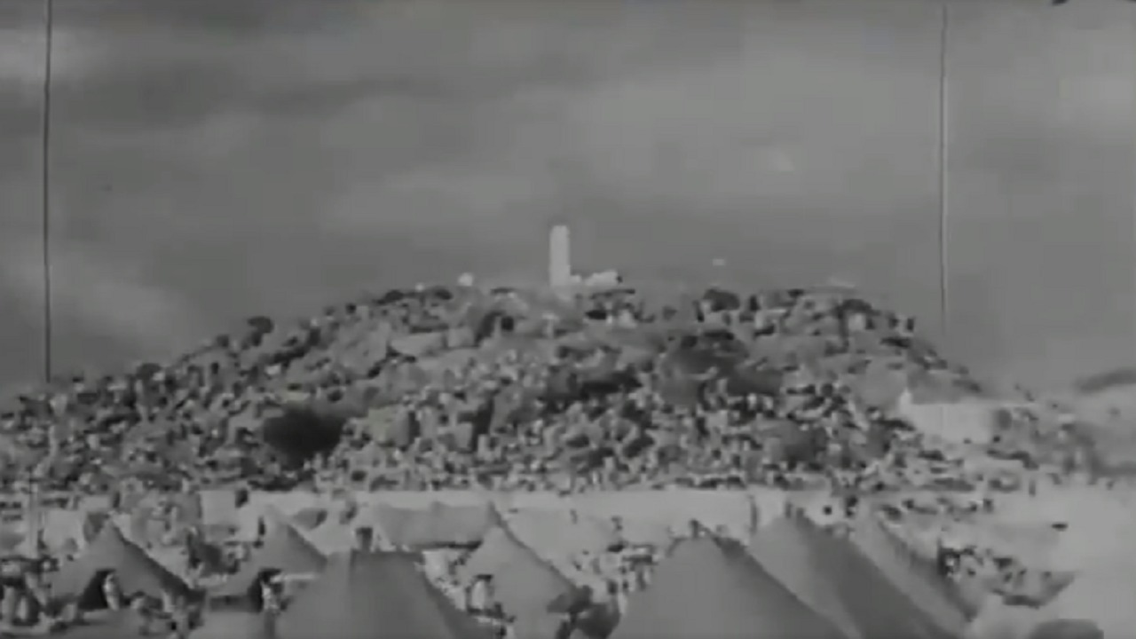 وقوف الحجاج في عرفات قبل 85 عاما .. فيديو