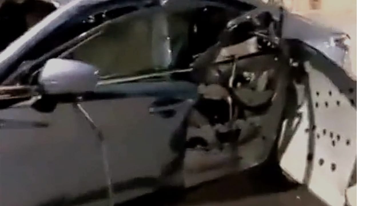 انفجار قارورة عطر داخل سيارة نتيجة الارتفاع الهائل في درجات الحرارة .. فيديو