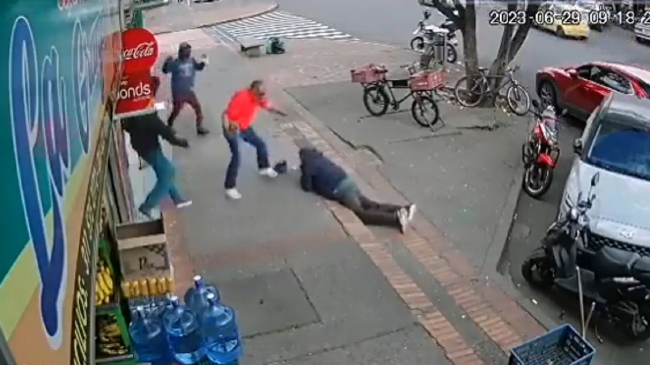 رجل يضرب مسن حاول التشبث به لتفادي السقوط.. فيديو