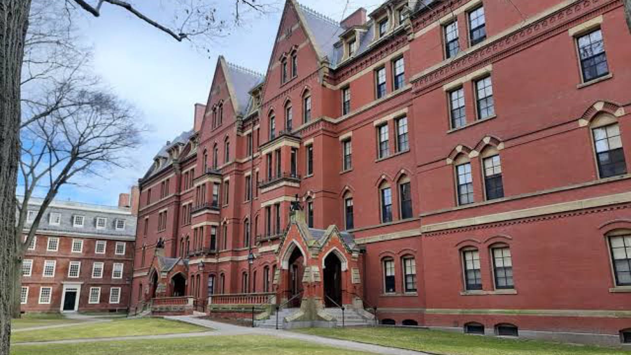 جامعة هارفارد مُتهمة ببيع جثث الموتي .. فيديو