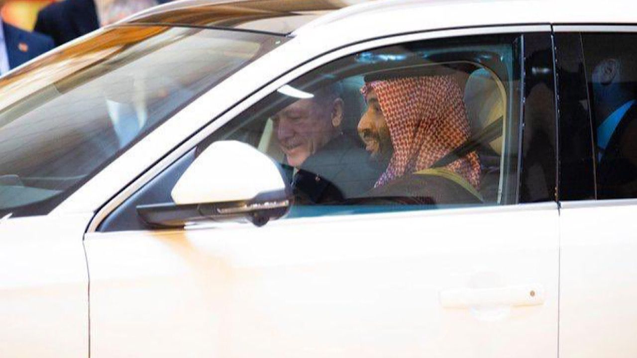 ولي العهد يقود السيارة برفقة أردوغان أثناء مغادرته قصر السلام .. فيديو