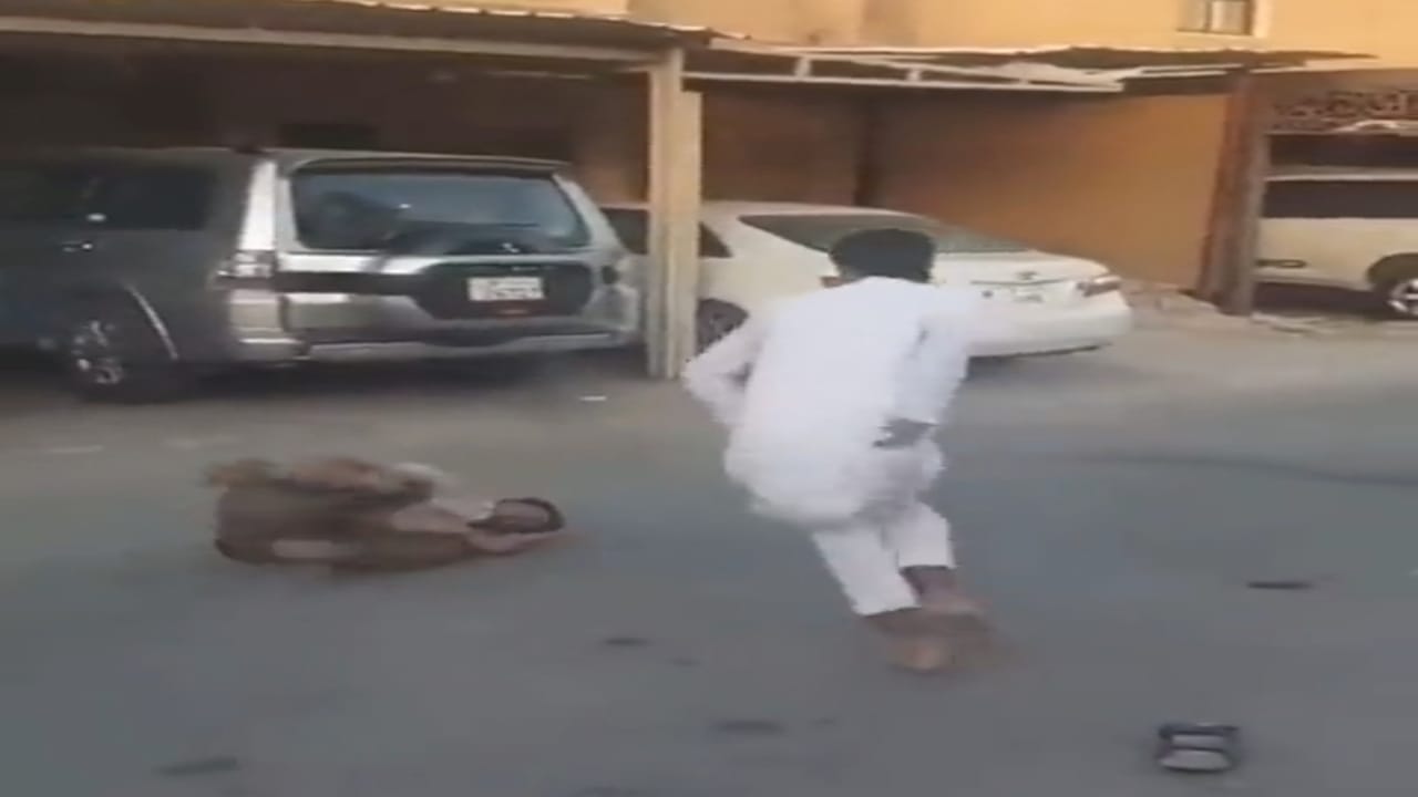 كويتي يعتدي على وافد بشكل وحشي والداخلية تحقق .. فيديو