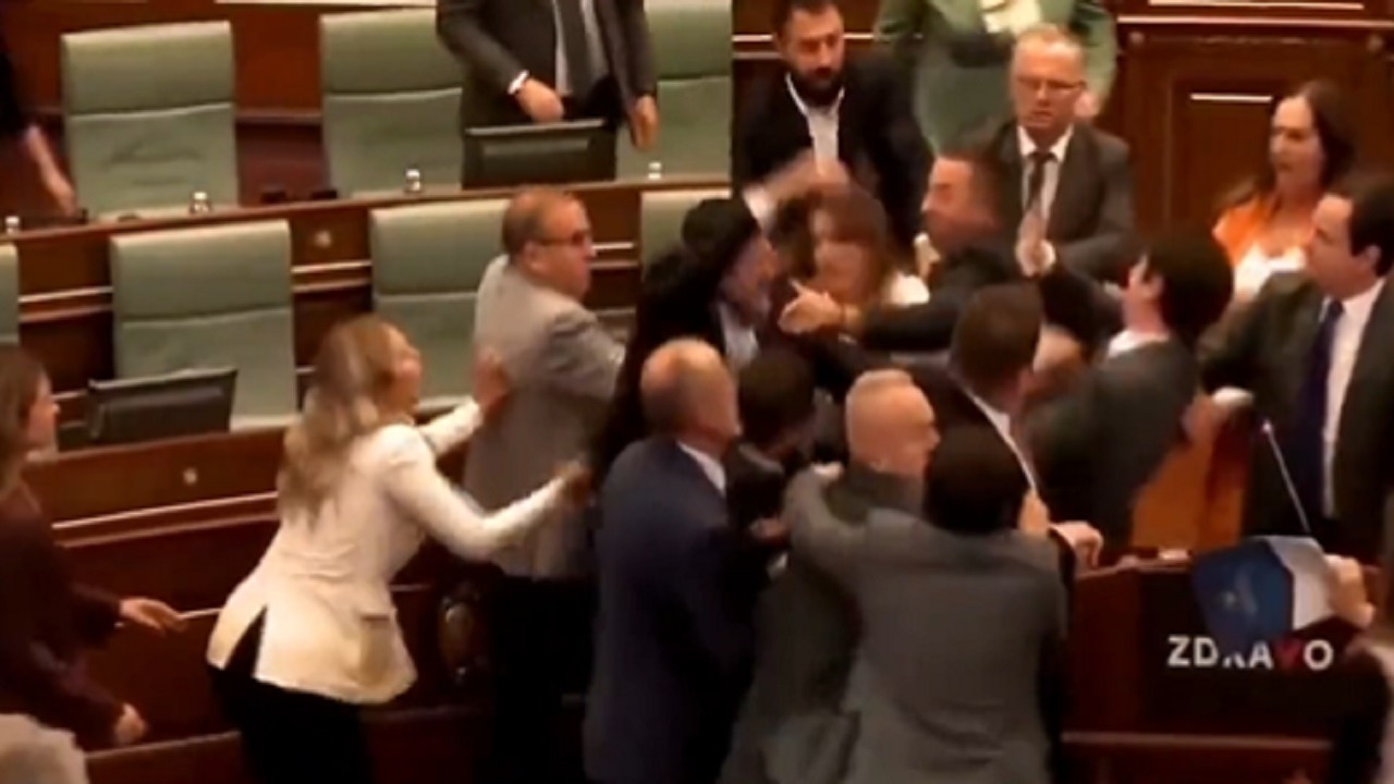 مشاجرة عنيفة داخل برلمان كوسوفو بين النواب.. فيديو
