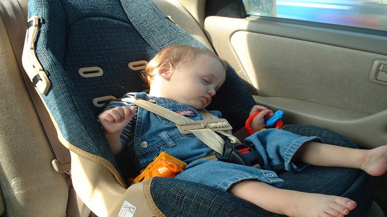 نصائح لمنع مخاطر وفاة الأطفال داخل السيارات بسبب الحرارة المرتفعة