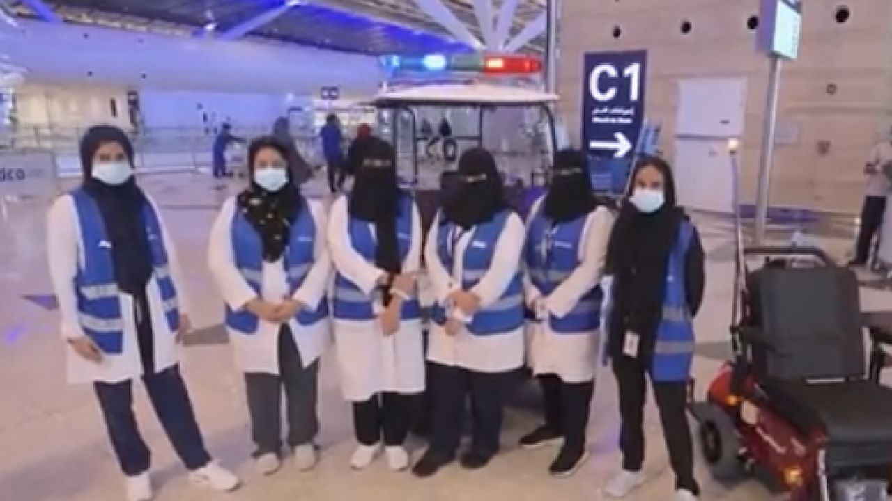 مسعفات سعوديات يقدمن خدمات إسعاف مجانية في مطار الملك عبدالعزيز الدولي للمسافرين .. فيديو